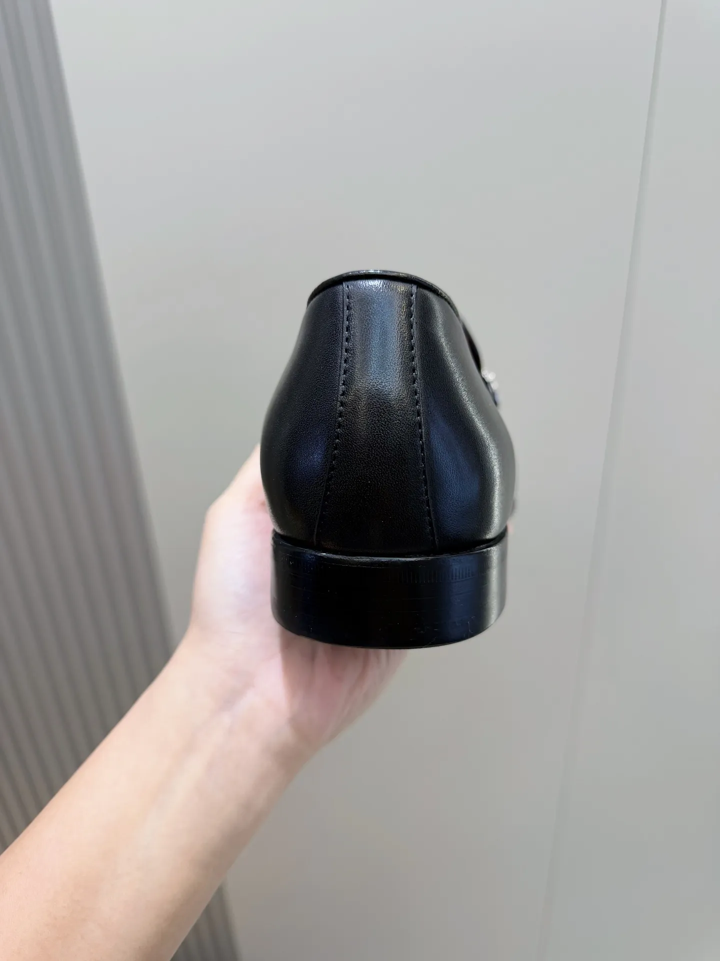 [Ferragam] Top P: 960💰 Size: 39-44 (38. 45.46 can be customized) Ferragamo Gancini buckle moccasins. These men's loafers are exquisite and gorgeous, with shiny patent leather uppers that highlight urban style. The almond-shaped toe adds a stylish touch, with three-dimensional stitching around the upper and contrasting tubular piping for a unique silhouette. The shoes are exquisitely crafted, with grosgrain ribbons and metallic Gancio buckles adding a classic touch, complementing the contrasting red accents. Finished with a slim leather sole. Imported cowhide upper + cowhide lining + genuine leather outsole.